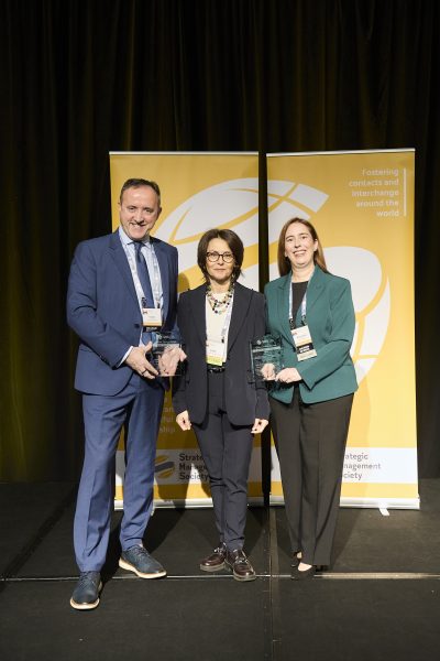 Grazia Santangelo presents the GSJ Best Paper Prize to the authors Maria Andrea De Villa , Tazeeb Rajwani, Thomas C. Lawton, and Kamel Mellahi